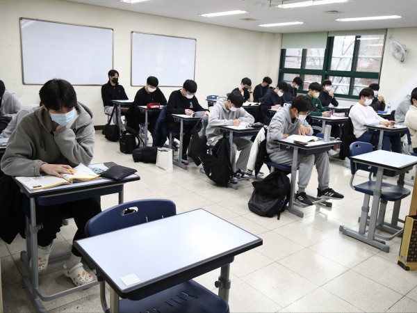 Повече от половин милион ученици в Южна Корея днес се