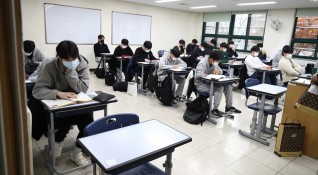 Повече от половин милион ученици в Южна Корея днес се