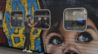 Украйна съобщи днес че отваря отново железопътната линия между столицата