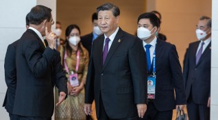 Президентът Си Дзинпин започна миналата си седмица в чужбина с