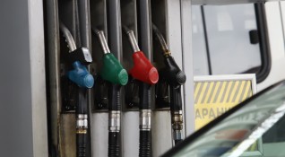 Мярката от 25 ст за литър гориво ще продължи до