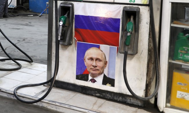 Захарова: Русия няма да доставя петрол при таван на цените