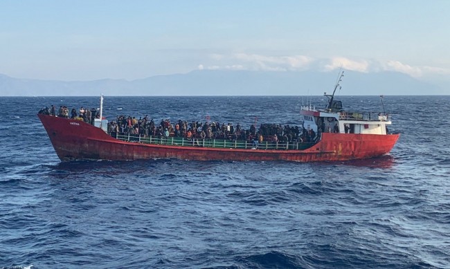 Спасиха близо 500 мигранти от ръждясала лодка в Гърция