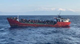 Гръцките власти съобщиха че ръждясала рибарска лодка пълна с мигранти
