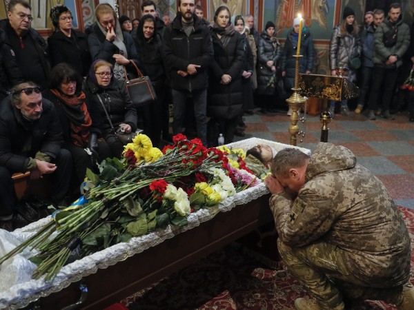Скърбящи украинци казаха днес последно сбогом на 26-годишен балетист, загинал