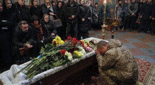 Скърбящи украинци казаха днес последно сбогом на 26 годишен балетист загинал