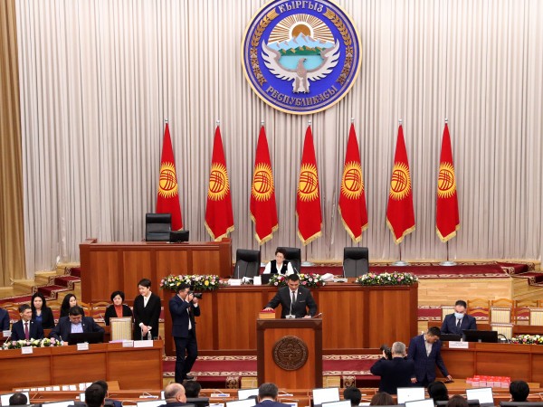 Пожар избухна в парламента на Киргизстан, съобщават Ройтерс и Интерфакс.