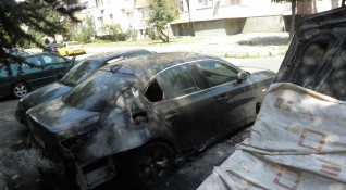 Три леки автомобила са изгорели тази нощ в пернишкия квартал Изток