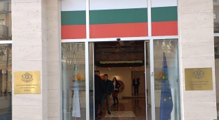 Днес в Скопие бе открит официално български културно информационен център лентата