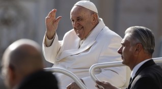 Девет месеца след руската агресия в Киев папа Франциск изпрати
