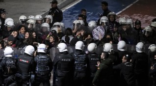 Полицията арестува десетки хора в Истанбул днес по време на