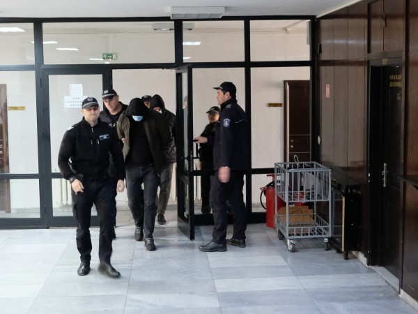 Двамата задържани полицаи, обвинени във взимането на подкуп, остават в