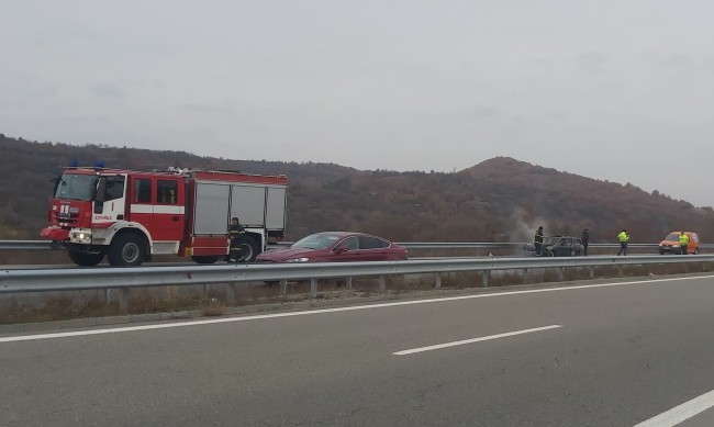 Кола се запали на АМ "Струма", по чудо няма жертви