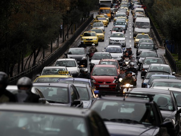 Гърция ще намали с 30 евроцента на отсечка магистралните такси,