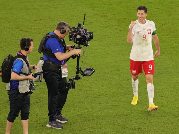 Звездата на полския национален отбор по футбол Роберт Левандовски подари