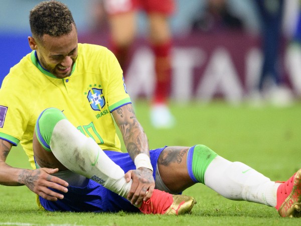 Бразилският нападател Неймар лекува контузия на глезена, получена на футболния