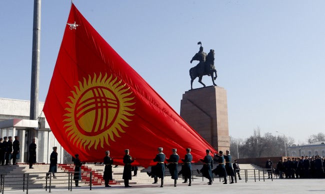 Русия: Киргизстан рискува да поеме "по пътя на Украйна"