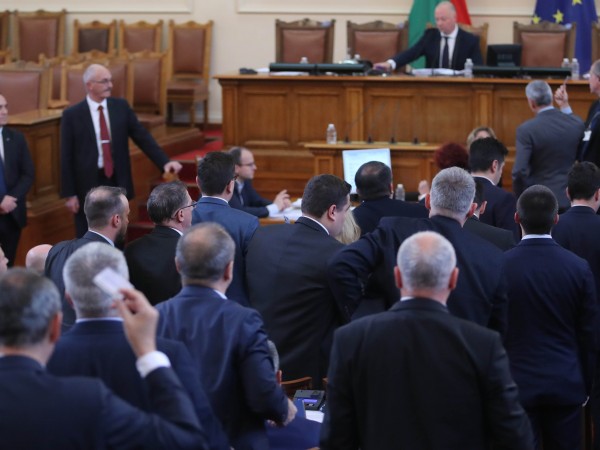 Депутатите събраха кворум за старт на извънредното заседание, на което
