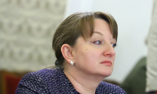 Сачева с разкрития за договори с кантората на Лена Бориславова