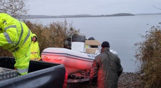 Открита е лодката на двамата рибари изчезнали в Мандренското езеро