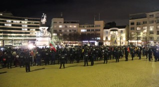 Снимка БГНЕСГраждани протестират пред Народното събрание срещу връщането на хартиената