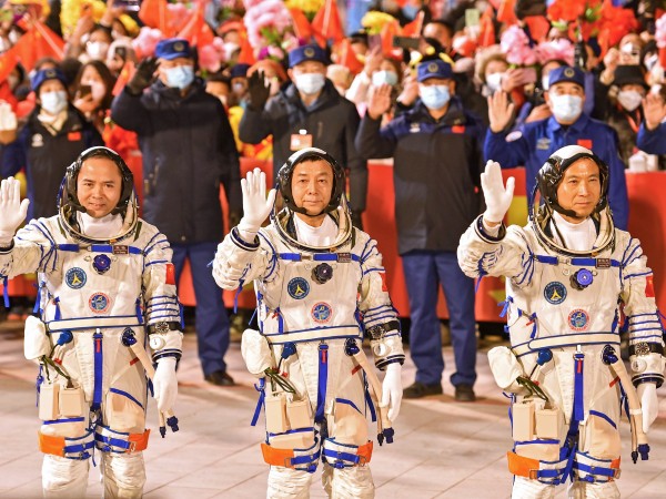 Трима китайски тайконавти (космонавти) пристигнаха днес с пилотирания кораб Шънчжоу-15