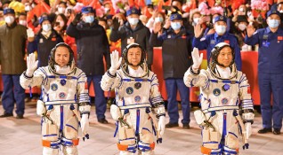 Трима китайски тайконавти космонавти пристигнаха днес с пилотирания кораб Шънчжоу 15