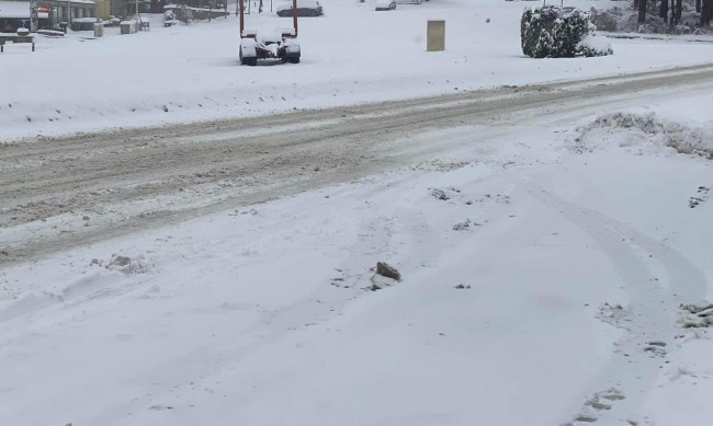 Две машини почистват Шипченският проход от сняг