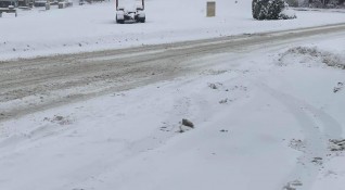 Шипченският проход се почиства от сняг на пътя сега са