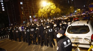 Сблъсъци между демонстранти и полицаи избухнаха тази нощ в Гуанчжоу