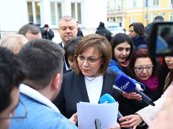 Лидерът на БСП Корнелия Нинова и депутати от парламентарната група