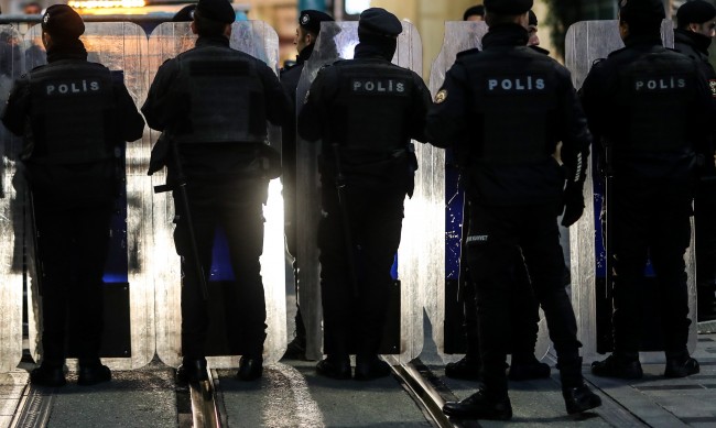 Сръбският посланик в Анкара: Избягвайте обществени места в Турция