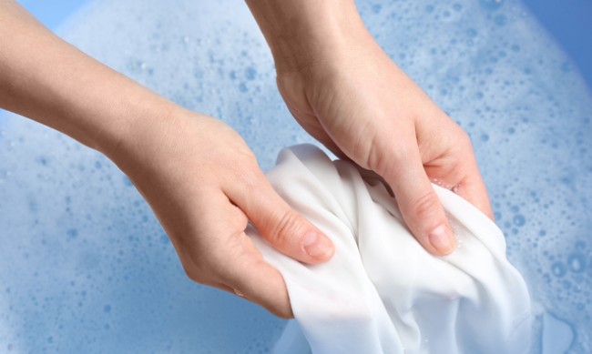 Как да почистим упорити замърсявания от връхните дрехи?