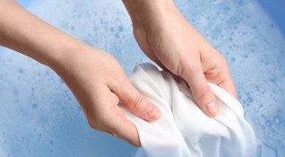 Как да почистим упорити замърсявания от връхните дрехи?