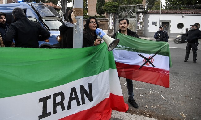 Победа или заблуда: Иран обяви, че премахва нравствената полиция