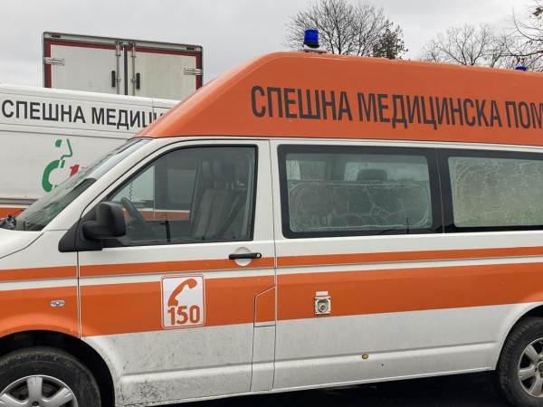 Четирима души пострадаха при катастрофа между три автомобила в Хасковско,