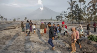 Вулканът Семеру в окръг Лумаджанг в провинция Източна Ява изхвърли
