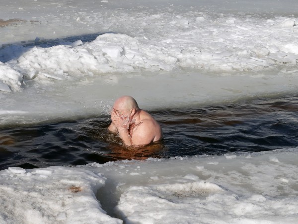 Сибирският град Омск откри сезона на плуване в студена вода,
