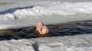 Сибирският град Омск откри сезона на плуване в студена вода
