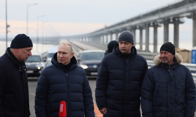 Путин подкара мерцедес по Кримския мост