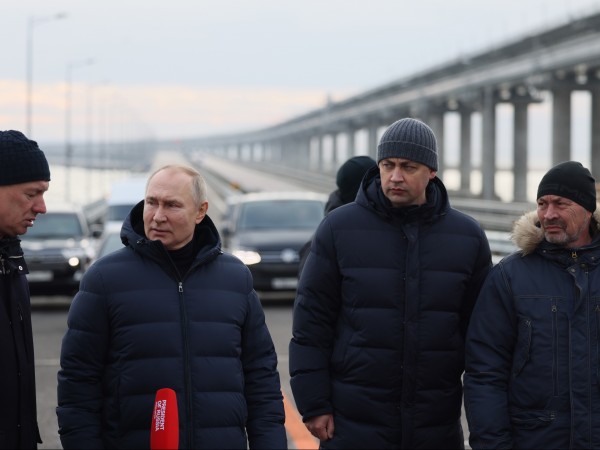 Президентът на Русия Владимир Путин премина с мерцедес по Кримския