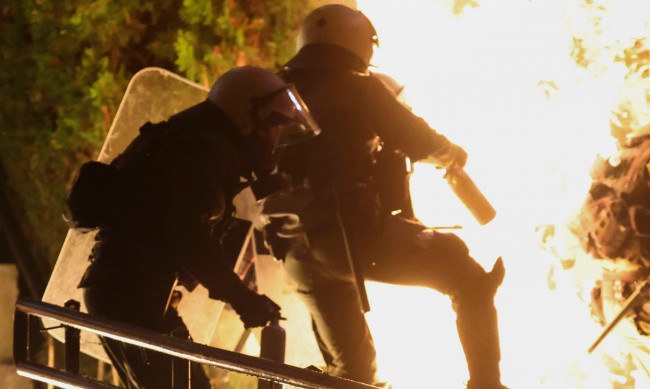 Сблъсъци в Солун, след като полицията простреля момче