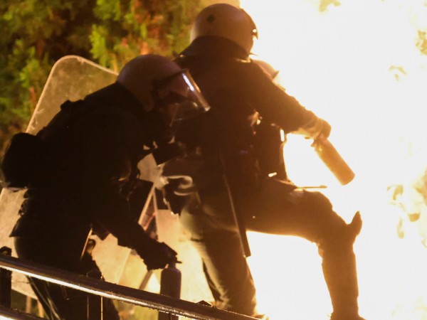 Ожесточени сблъсъци избухнаха снощи между протестиращи и полицията в Солун,
