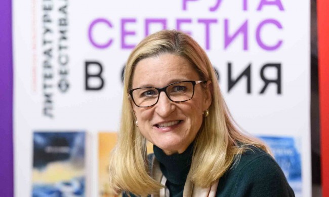 Американската писателка Рута Сепетис пристигна в София