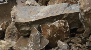 Скално срутище се е активирало в центъра на Смолян Отломки