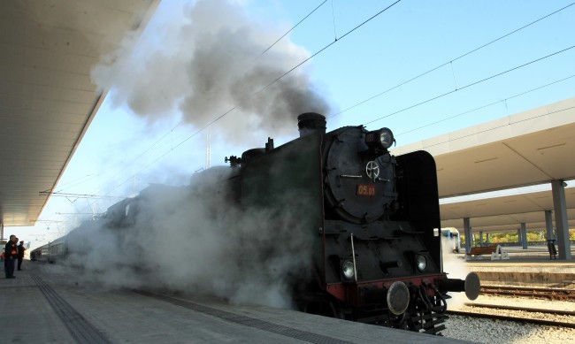 Най-старият парен локомотив на БДЖ се превръща в коледен влак