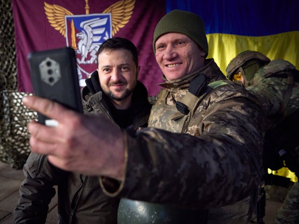 Президентът на Украйна Володимир Зеленски посети войските в източната част