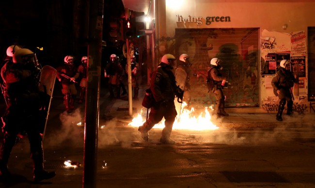 Сблъсъци избухнаха между младежи и полицията в Гърция