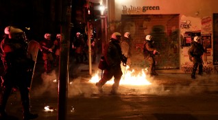 Сблъсъци между младежи и полицията избухнаха днес в Атина и