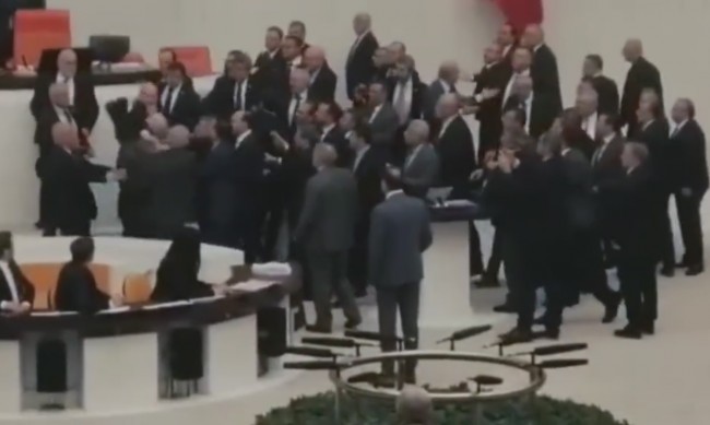 Бой в парламента в Турция, депутат е в интензивно